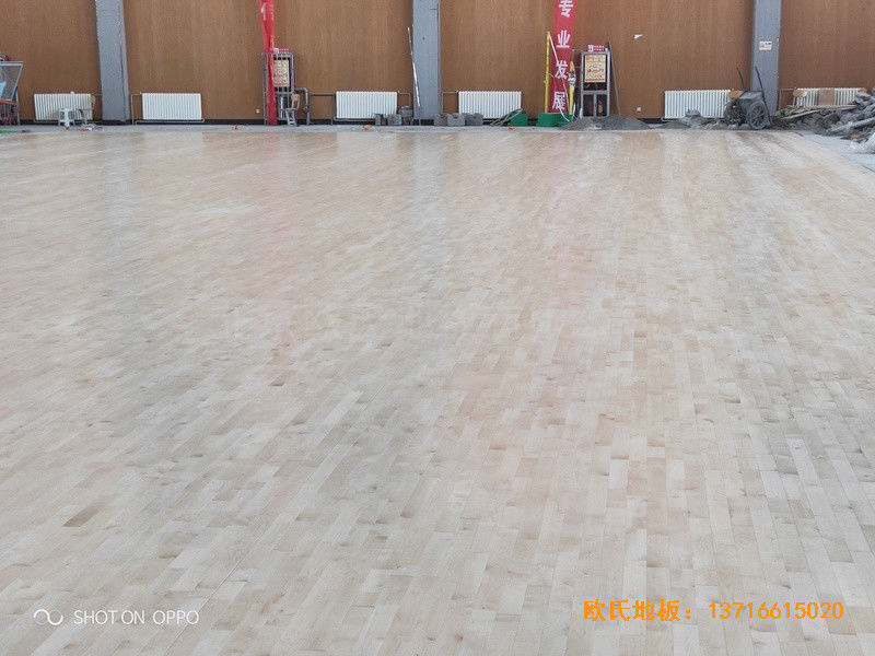 西寧世紀(jì)職業(yè)技術(shù)學(xué)?；@球館運(yùn)動(dòng)地板鋪設(shè)案例3