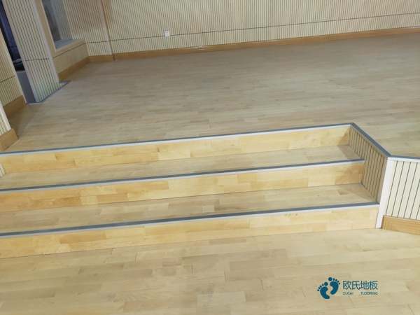 小學(xué)籃球運動地板施工團隊3