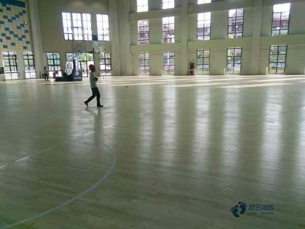 學(xué)校籃球館地板施工團(tuán)隊2